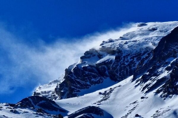 برف‌ پوشی ۶ متری در یخچال‌ های دنا