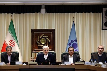 عارف: اولویت دولت بهبود معیشت مردم است