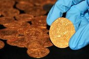 کشف سکّه‌های ۵۰۰ ساله از باغچۀ حیاط + عکس