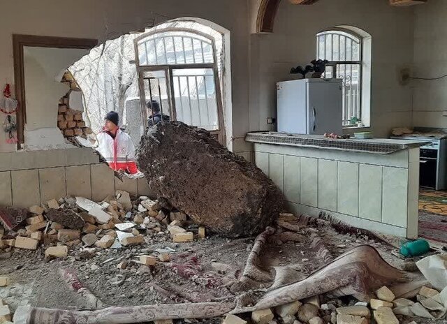 سقوط سنگ ۵۰ تنی روی خانههای مردم در لرستان + عکس