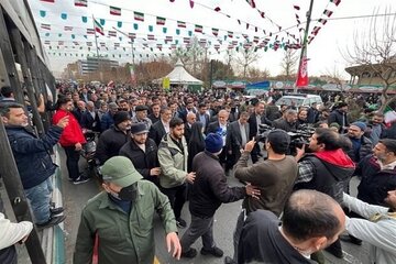 پزشکیان در جمع راهپیمایان 22 بهمن حضور یافت