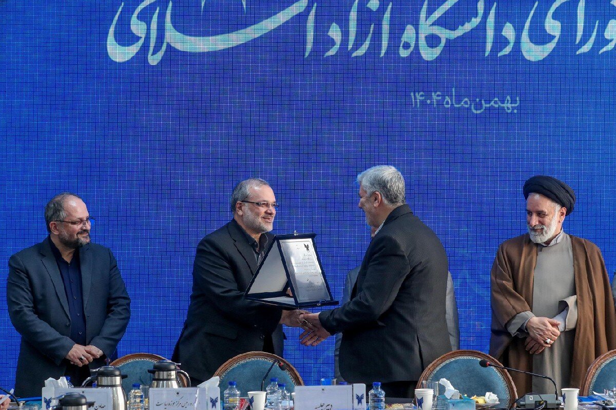 تجلیل از رئیس دانشگاه آزاد اسلامی واحد کرمانشاه به پاس کسب درجه «عالی» فرهنگی