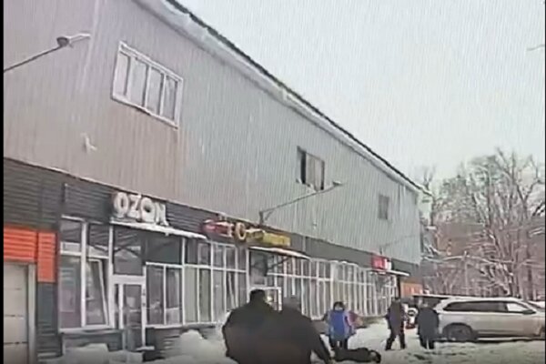 لحظه تلح سقوط قندیل یخ روی سر یک زن! + فیلم