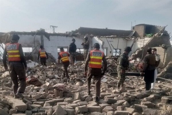 حمله انتحاری به نظامیان پاکستان/ ۱۳ نفر کشته شدند