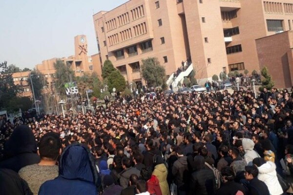 کشف چاقو و پرتاب سنگ در ساعات ابتدایی تجمع رخ داد/ میانجی‌گری اساتید از ابتدای درگیری