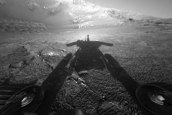 سایه یک ربات مریخی روی سطح سیاره سرخ + عکس