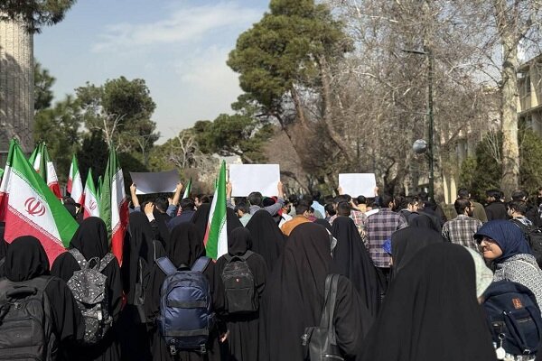 تجمع مطالبه از وزیر علوم در دانشگاه تهران درحال برگزاری است