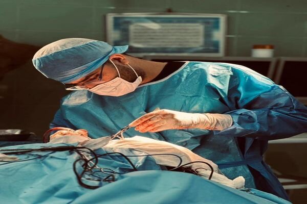 نجات بیمار ۴۳ ساله از مرگ حتمی با جراحی پیچیده مغز در هرمزگان
