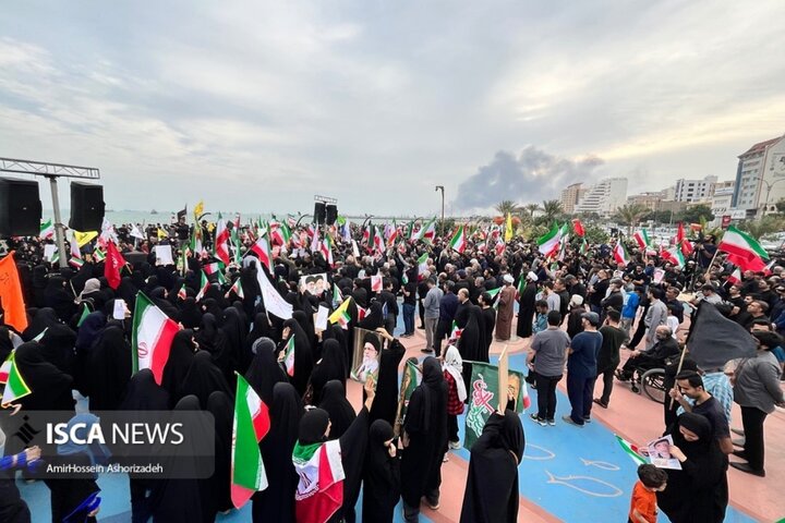 خروش مردم بندرعباس در کنار آب‌های نیلگون خلیج فارس
