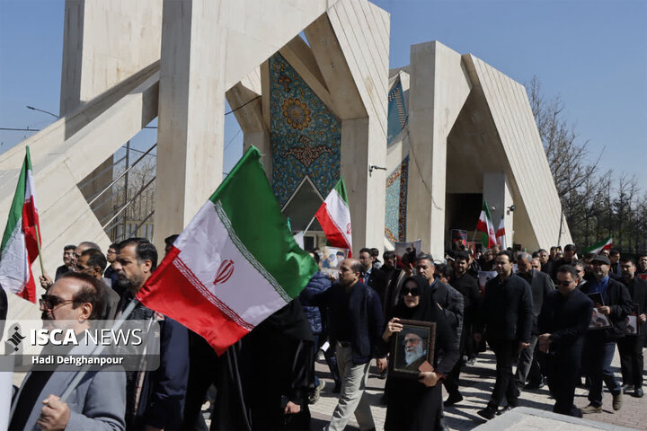 تجمع دانشگاهیان دانشگاه آزاد اسلامی خراسان رضوی در سوگ شهید آیت‌الله خامنه‌ای و اعتراض به تجاوزات دشمنان