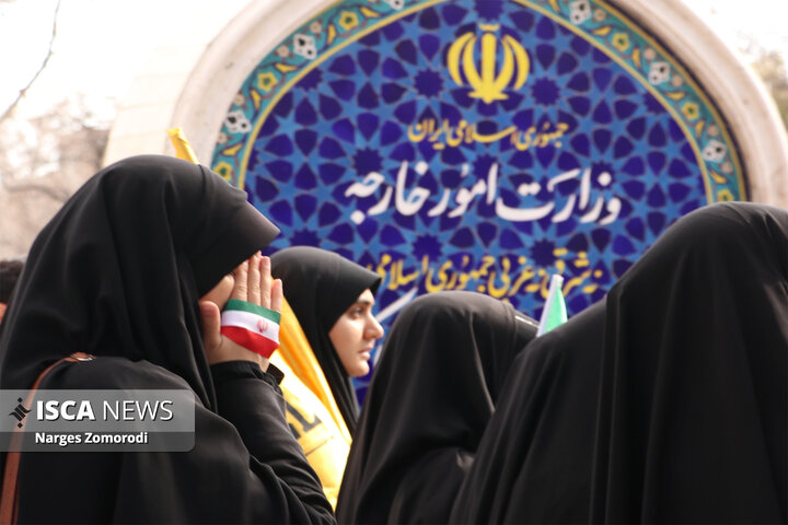 اجتماع دانشجویان مقابل نمایندگی وزارت امور خارجه در مشهد