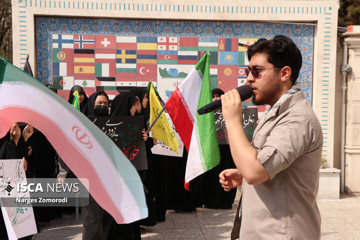 اجتماع دانشجویان مقابل نمایندگی وزارت امور خارجه در مشهد