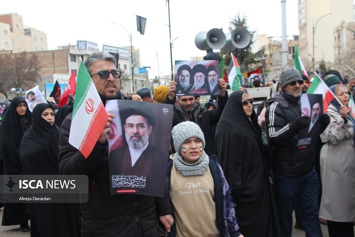 مردم و حضورشان قدرت بزرگ و اصلی نظام هستند