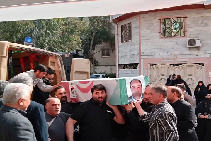 وداع خانواده شهید با پیکر شهید علیرضا خسرونژاد در بابل