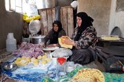 پخت نان نذری زنان بهمئی برای سلامتی رزمندگان