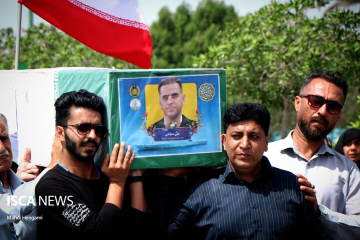 وداع باشکوه دریادلان هرمزگانی با شهدای گلگون‌کفن ناوشکن دنا در ساحل خلیج‌فارس