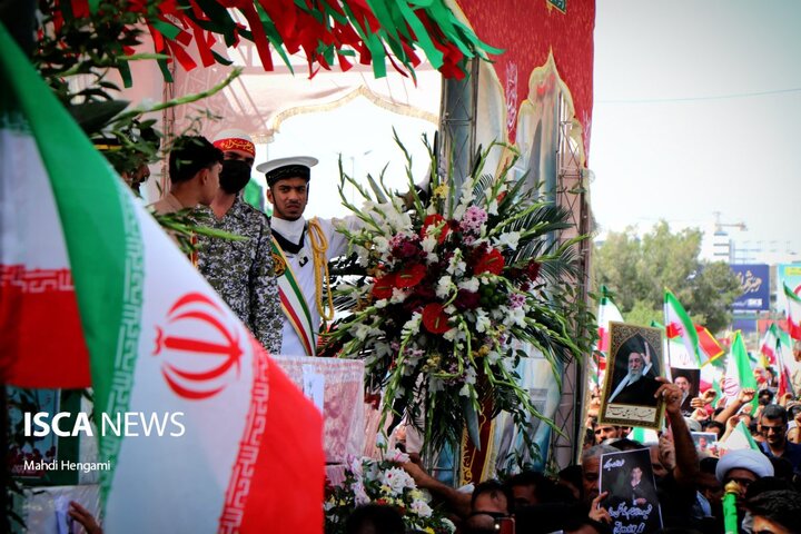 وداع باشکوه دریادلان هرمزگانی با شهدای گلگون‌کفن ناوشکن دنا در ساحل خلیج‌فارس