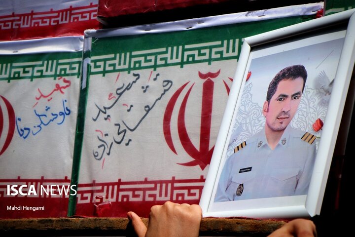 وداع باشکوه دریادلان هرمزگانی با شهدای گلگون‌کفن ناوشکن دنا در ساحل خلیج‌فارس