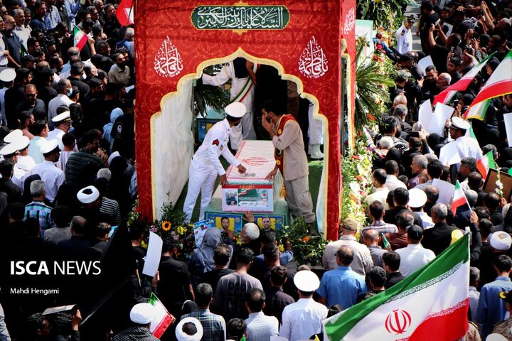 وداع باشکوه دریادلان هرمزگانی با شهدای گلگون‌کفن ناوشکن دنا در ساحل خلیج‌فارس