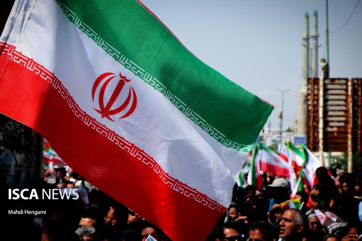 وداع باشکوه دریادلان هرمزگانی با شهدای گلگون‌کفن ناوشکن دنا در ساحل خلیج‌فارس