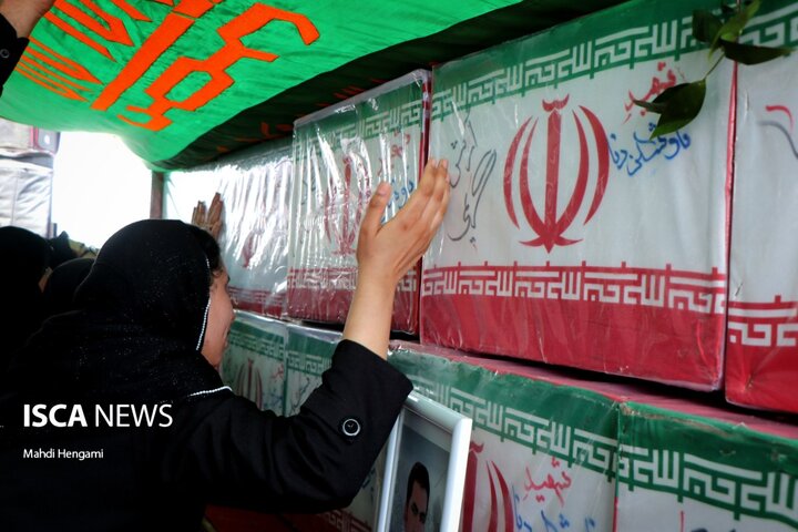 وداع باشکوه دریادلان هرمزگانی با شهدای گلگون‌کفن ناوشکن دنا در ساحل خلیج‌فارس