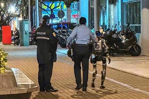 یک ربات انساننما دستگیر شد + ویدئو یک ربات انساننما دستگیر شد + ویدئو