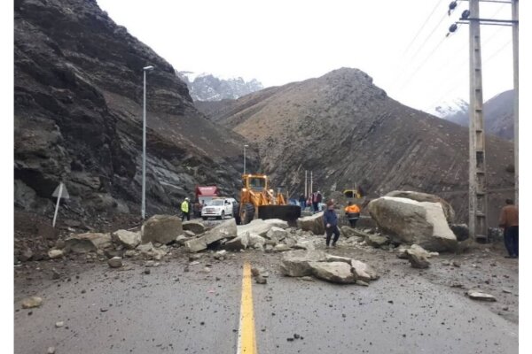 ریزش کوه در جاده پاتاوه دهدشت