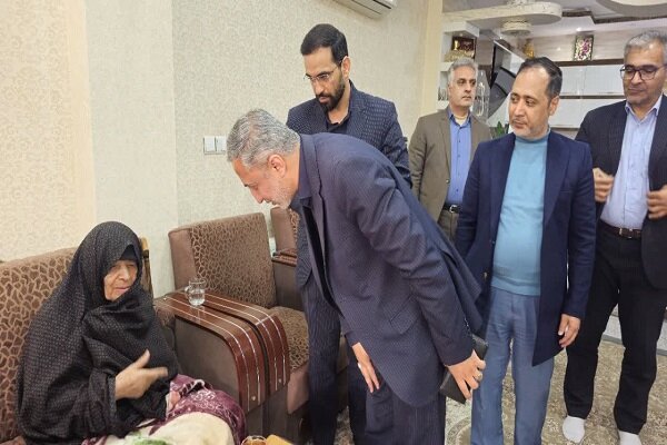 دیدار فرماندار ویژه نجف‌آباد با خانواده شهید عابدینی