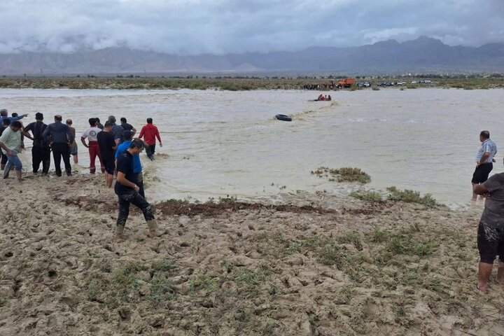 نجات ۵ سرنشین خودرو پس از ۹ ساعت عملیات پیچیده در هرمزگان