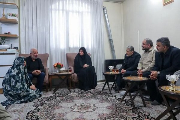 دیدار دکتر رنجبر با خانواده شهید سعید لک دانشجوی واحد تهران شرق
