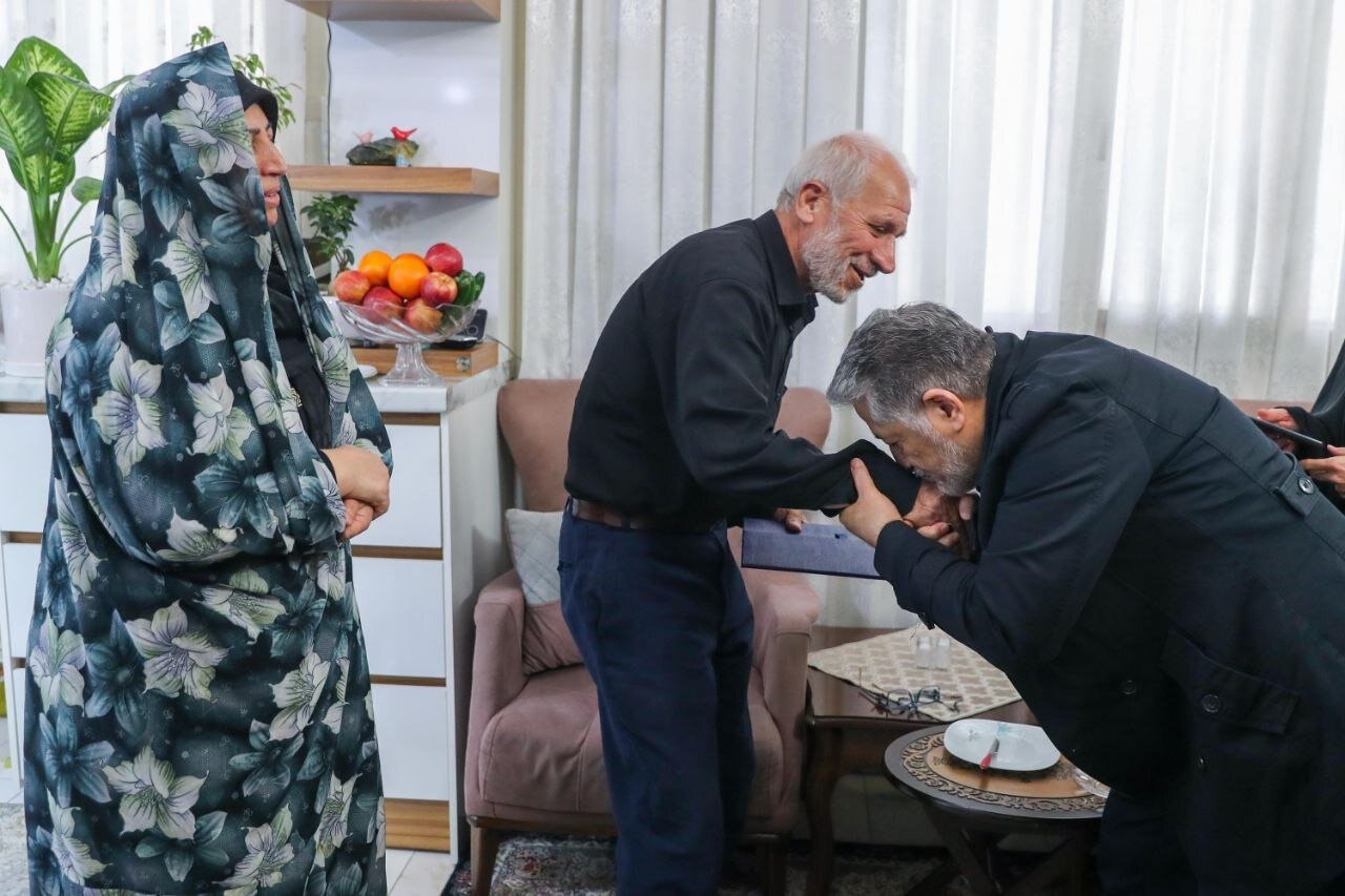 دیدار دکتر رنجبر با خانواده شهید سعید لک دانشجوی واحد تهران شرق