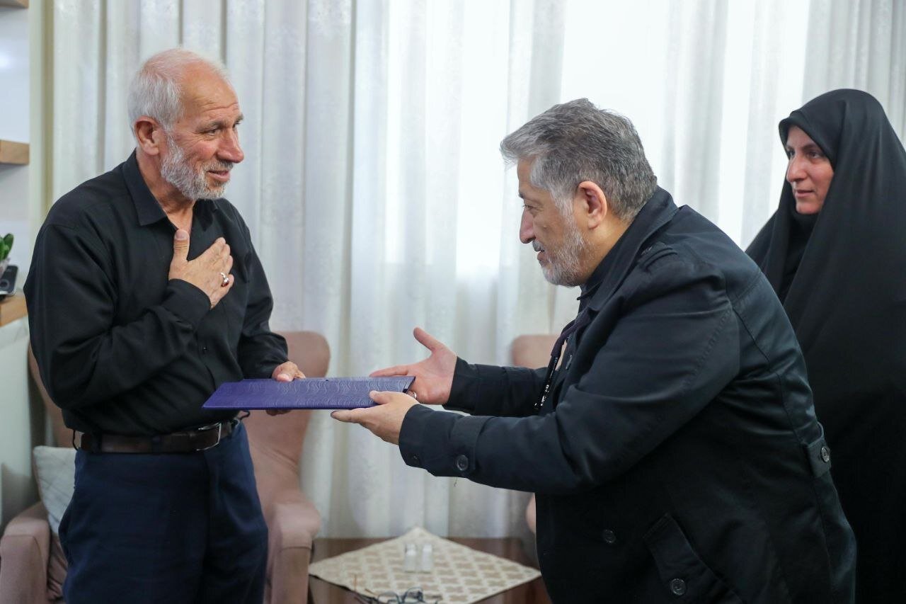 دیدار دکتر رنجبر با خانواده شهید سعید لک دانشجوی واحد تهران شرق