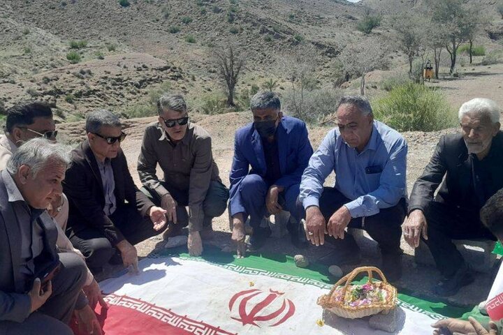 ادای احترام معاون استاندار به شهدای جنگ رمضان در شهرستان حاجی آباد
