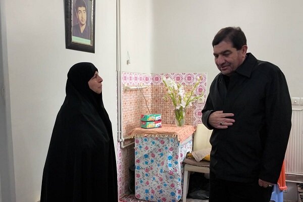 حضور مشاور و دستیار رهبری در منزل بانوی نخبه و شهیده جنگ رمضان / دکتر مخبر: شهادت این دختر نخبه و مهندس متعهد، برای جوانان ما الهام‌بخش است