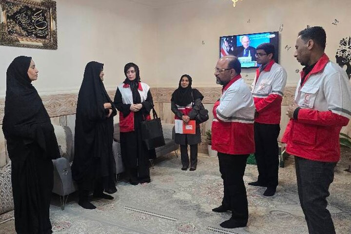 مدیرعامل هلال‌احمر هرمزگان با خانواده‌های شهدای دانش‌آموز در میناب دیدار کرد