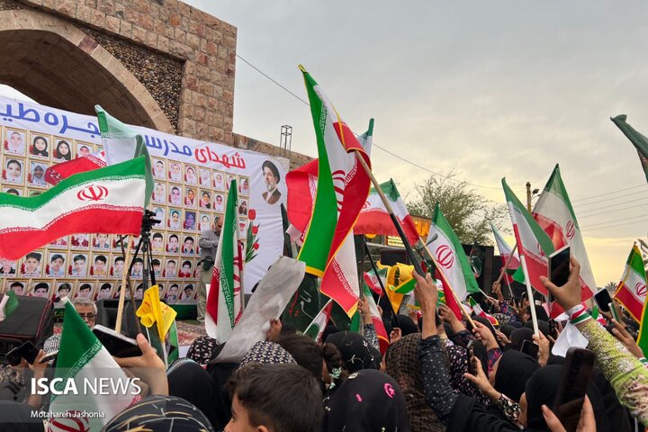 تجمع حماسی ساکنان دروازه خلیج‌فارس برای انسجام ملی؛ طنین وحدت در میدان شهید امام خامنه‌ای هرمز