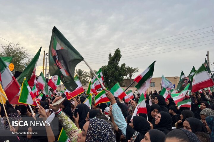 تجمع حماسی ساکنان دروازه خلیج‌فارس برای انسجام ملی؛ طنین وحدت در میدان شهید امام خامنه‌ای هرمز