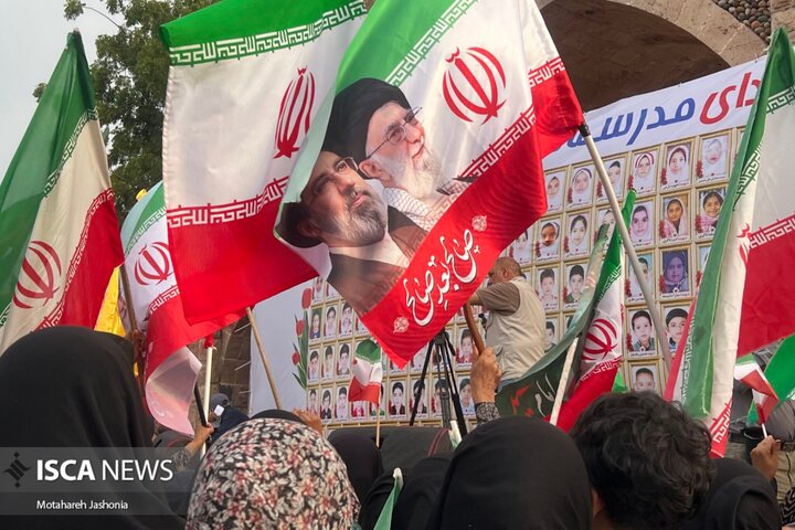 تجمع حماسی ساکنان دروازه خلیج‌فارس برای انسجام ملی؛ طنین وحدت در میدان شهید امام خامنه‌ای هرمز