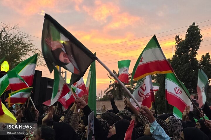 تجمع حماسی ساکنان دروازه خلیج‌فارس برای انسجام ملی؛ طنین وحدت در میدان شهید امام خامنه‌ای هرمز
