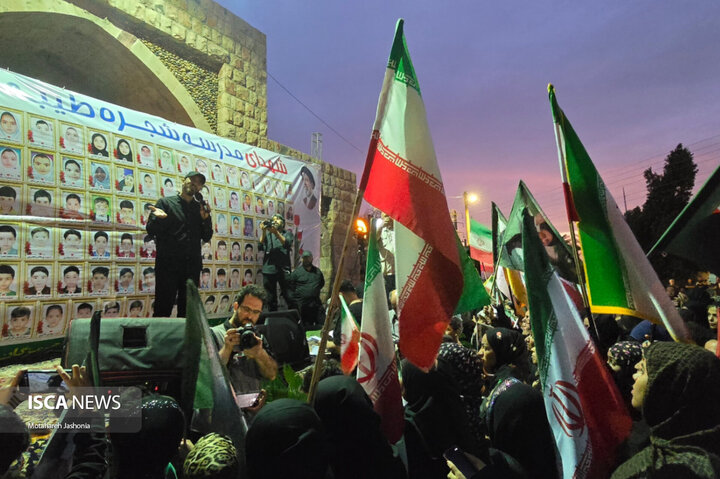 تجمع حماسی ساکنان دروازه خلیج‌فارس برای انسجام ملی؛ طنین وحدت در میدان شهید امام خامنه‌ای هرمز