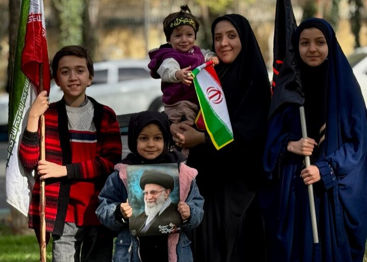 میراث حضور: معنابخشی به شخصیت کودک در میانه‌ی بحران جنگ تحمیلی سوم و فرصت تربیتی تجمعات خیابانی شبانه در دفاع از وطن
