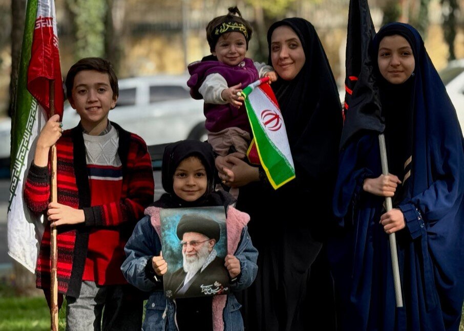 میراث حضور: معنابخشی به شخصیت کودک در میانه‌ی بحران جنگ تحمیلی سوم و فرصت تربیتی تجمعات خیابانی شبانه در دفاع از وطن