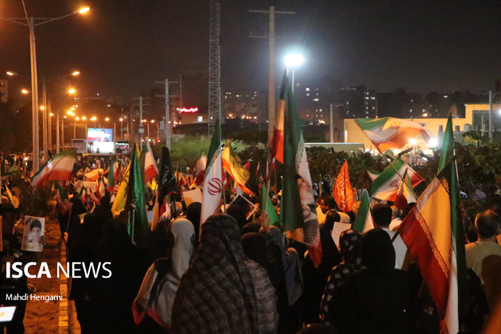 چهارراه بصیرت بندرعباس در سی‌امین روز از فروردین‌ماه، به میعادگاه پیمان و پایداری تبدیل شد؛ جایی که هزاران تن از مردم دریادل این شهر در تجمعی باشکوه، ضمن سوگواری برای امام شهید خود، بر تداوم مسیر ولای