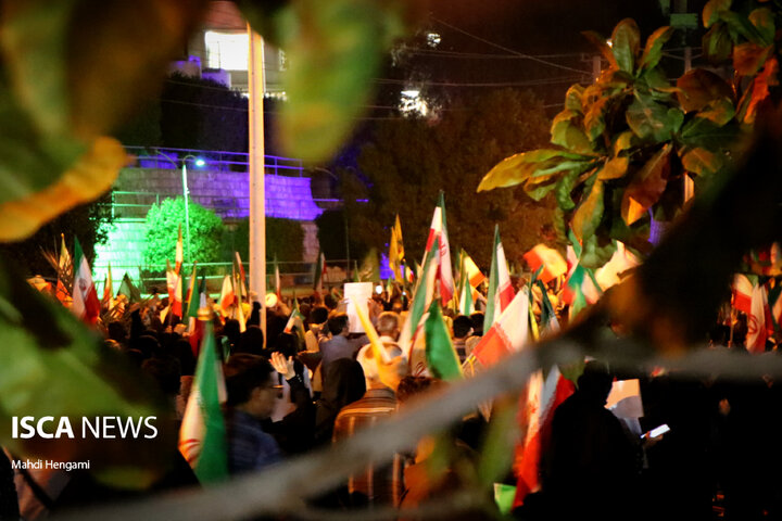 چهارراه بصیرت بندرعباس در سی‌امین روز از فروردین‌ماه، به میعادگاه پیمان و پایداری تبدیل شد؛ جایی که هزاران تن از مردم دریادل این شهر در تجمعی باشکوه، ضمن سوگواری برای امام شهید خود، بر تداوم مسیر ولای