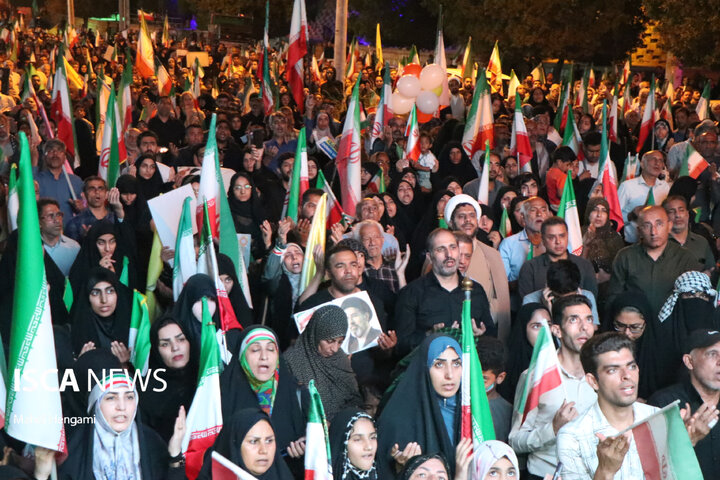 چهارراه بصیرت بندرعباس در سی‌امین روز از فروردین‌ماه، به میعادگاه پیمان و پایداری تبدیل شد؛ جایی که هزاران تن از مردم دریادل این شهر در تجمعی باشکوه، ضمن سوگواری برای امام شهید خود، بر تداوم مسیر ولای
