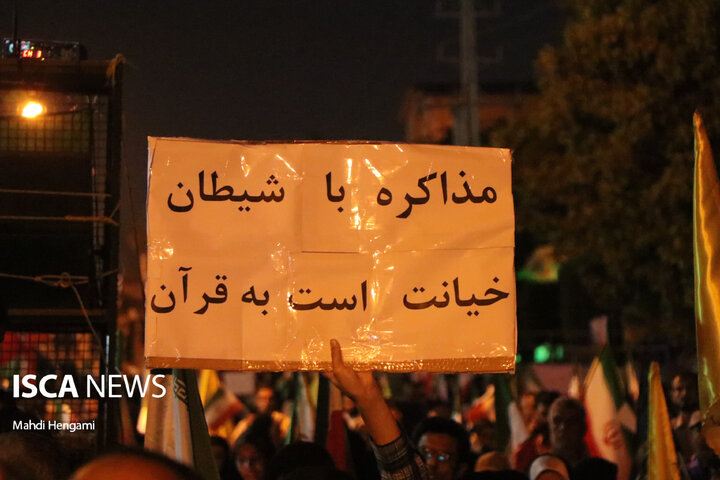 چهارراه بصیرت بندرعباس در سی‌امین روز از فروردین‌ماه، به میعادگاه پیمان و پایداری تبدیل شد؛ جایی که هزاران تن از مردم دریادل این شهر در تجمعی باشکوه، ضمن سوگواری برای امام شهید خود، بر تداوم مسیر ولای