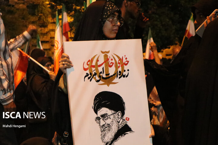 چهارراه بصیرت بندرعباس در سی‌امین روز از فروردین‌ماه، به میعادگاه پیمان و پایداری تبدیل شد؛ جایی که هزاران تن از مردم دریادل این شهر در تجمعی باشکوه، ضمن سوگواری برای امام شهید خود، بر تداوم مسیر ولای