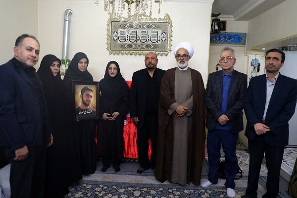 مسئولان دانشگاه آزاد به دیدار خانوادههای شهدای جنگ رمضان رفتند مسئولان دانشگاه آزاد به دیدار خانوادههای شهدای جنگ رمضان رفتند