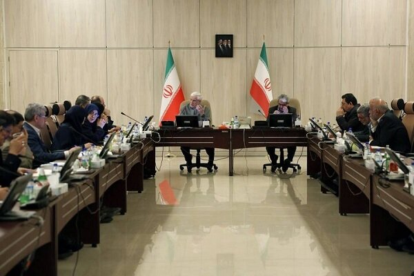 عارف: تیم مذاکرهکننده باشجاعت و تدبیر از منافع ملی دفاع میکند عارف: تیم مذاکرهکننده باشجاعت و تدبیر از منافع ملی دفاع میکند