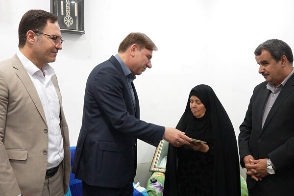 استاندار بوشهر با خانواده ۳ شهید والامقام در تنگستان دیدار و گفت‌وگو کرد